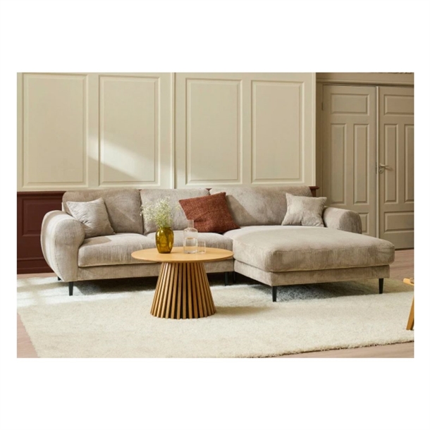 Maine sofa med bred chaiselong til Højre - Set forfra - 287x186 cm - Beige fløjlsstof