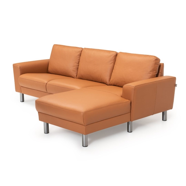 Stamford 2600 sofa med Chaiselong til Højre - Set forfra - B 250 x D 163 cm. - Soleda Læder Cognac 