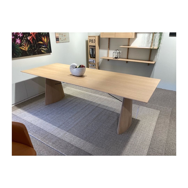 OUTLET - PBJ Designhouse Collum spisebord m/ 2 plader - Magasin til opbevaring - Lys eg lak - Mål: 95 x 240 / 340 cm.
