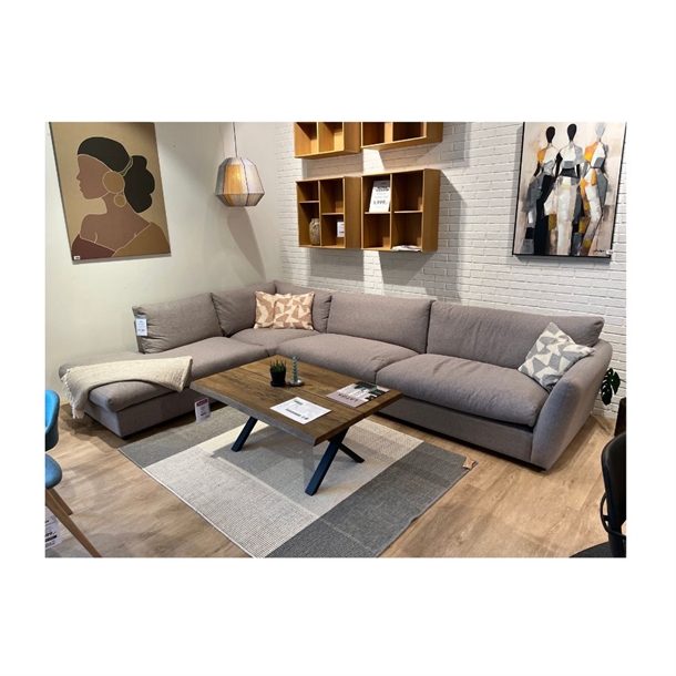 OUTLET - LATIFA OPEN-END SOFA - SLIDSTÆRKT STOF & DUNTOP I SÆDE - MÅL: 254 X 355 CM.