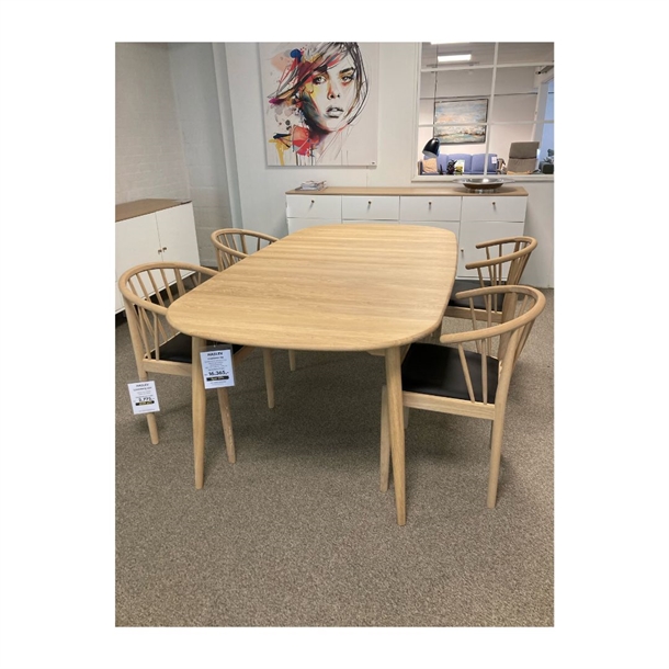 Outlet - Haslev Symphony spisebord INKL. 4 Lindeberg stole & 2 tillægsplader - Eg hvidolie/sort læder - Mål: 105 x 200 cm.