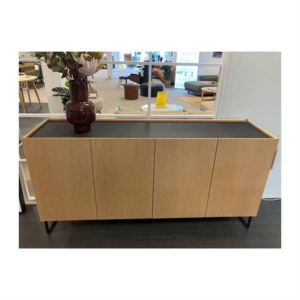 OUTLET - Skovby SM404 skænk - Eg hvidolie & sort nano laminat - Mål: 169 x 43 x 86 cm.